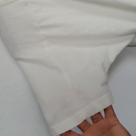 Woman's Withe top .. - Picture 3 of 7